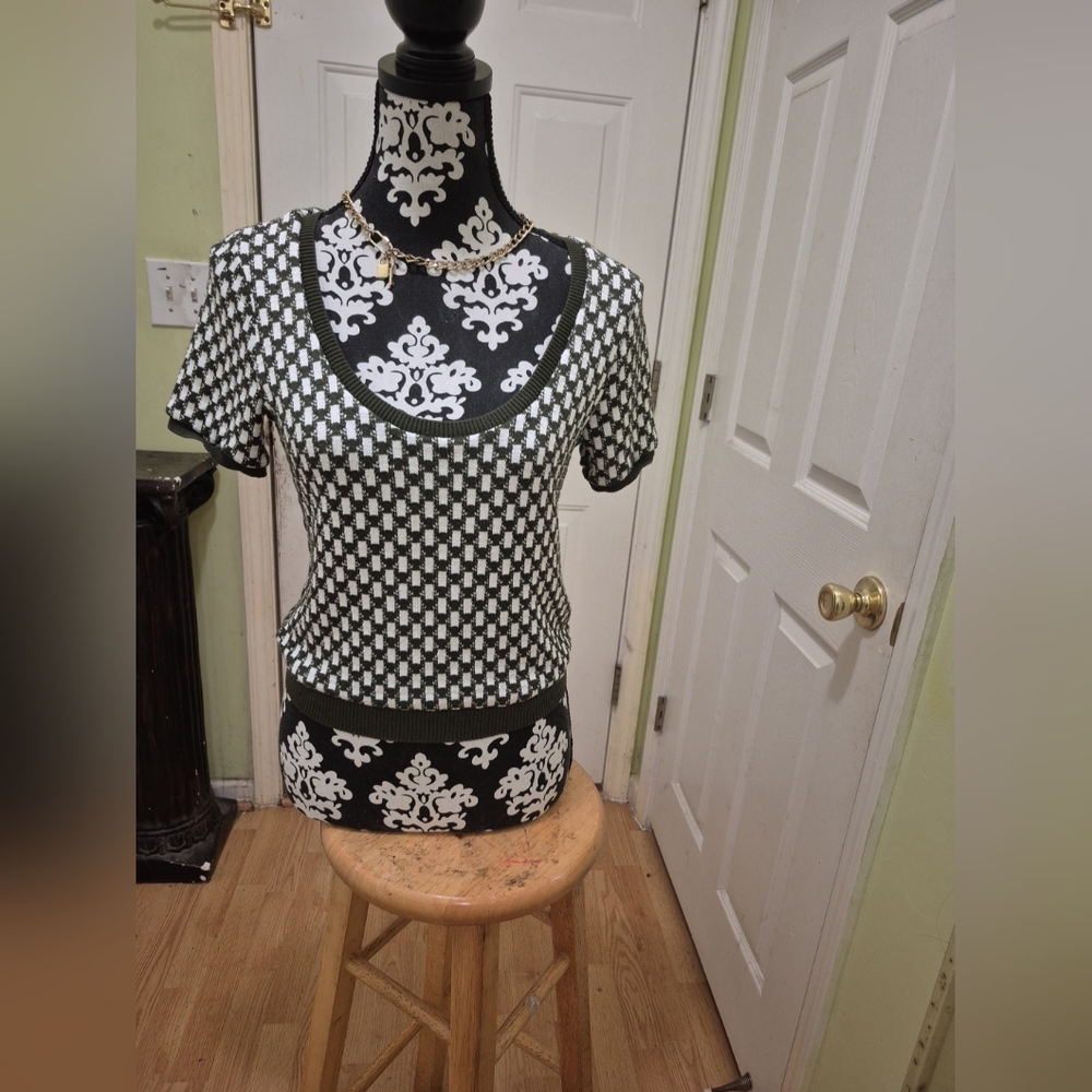 Zara Black and White Fitted Graphic Blouse